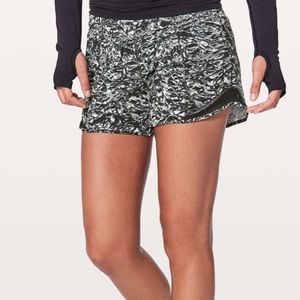 Lululemon Hotty Hot Short II Long 4" Liquid Platinum Alpine White Multi / Black